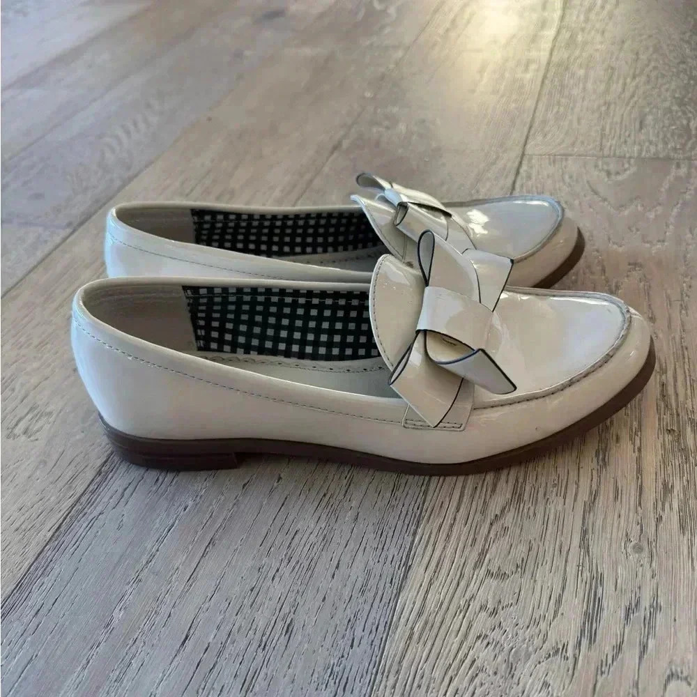 1901 Beige Patent leather loafers with large bow 7.5